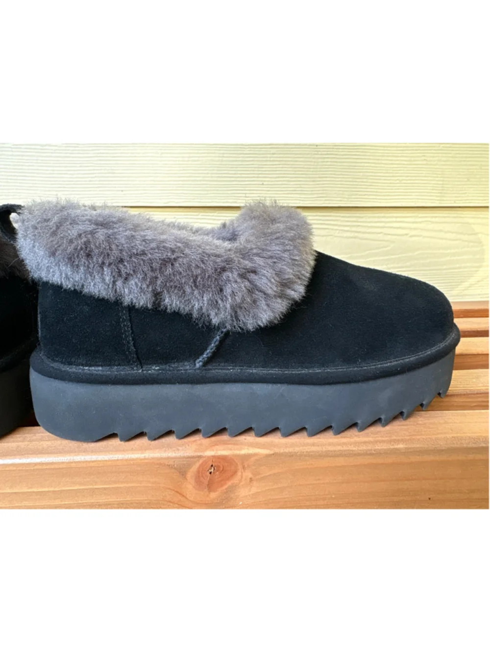 UGG Nita Suede Platform Slippers Black Grey Fur Women's Size 9 Worn Twice!